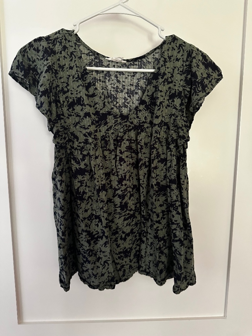Navy & Green Flowy Printed Short-Sleeve Top -- L